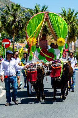 İspanya'da kutsal aktarma Katolik törene katılan Nerja, İspanya - 15 Mayıs, 2018 insan figürü