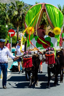 İspanya'da kutsal aktarma Katolik törene katılan Nerja, İspanya - 15 Mayıs, 2018 insan figürü