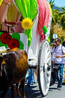 İspanya'da kutsal aktarma Katolik törene katılan Nerja, İspanya - 15 Mayıs, 2018 insan figürü