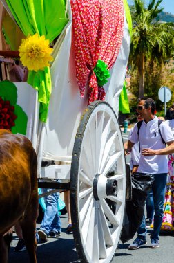 İspanya'da kutsal aktarma Katolik törene katılan Nerja, İspanya - 15 Mayıs, 2018 insan figürü