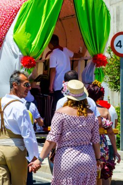 İspanya'da kutsal aktarma Katolik törene katılan Nerja, İspanya - 15 Mayıs, 2018 insan figürü