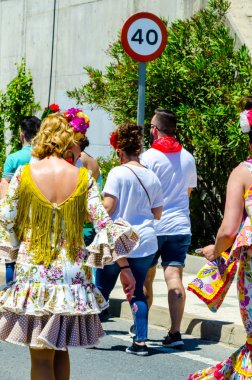 İspanya'da kutsal aktarma Katolik törene katılan Nerja, İspanya - 15 Mayıs, 2018 insan figürü