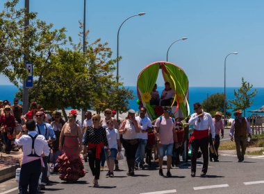 İspanya'da kutsal aktarma Katolik törene katılan Nerja, İspanya - 15 Mayıs, 2018 insan figürü