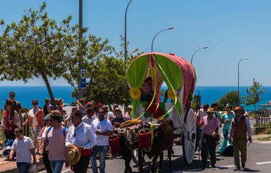 İspanya'da kutsal aktarma Katolik törene katılan Nerja, İspanya - 15 Mayıs, 2018 insan figürü