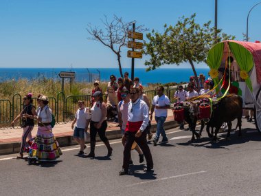 İspanya'da kutsal aktarma Katolik törene katılan Nerja, İspanya - 15 Mayıs, 2018 insan figürü