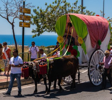 İspanya'da kutsal aktarma Katolik törene katılan Nerja, İspanya - 15 Mayıs, 2018 insan figürü