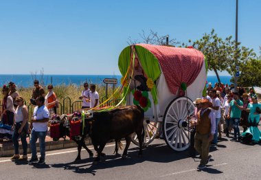 İspanya'da kutsal aktarma Katolik törene katılan Nerja, İspanya - 15 Mayıs, 2018 insan figürü