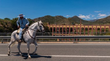 İspanya'da kutsal aktarma Katolik törene katılan Nerja, İspanya - 15 Mayıs, 2018 insan figürü