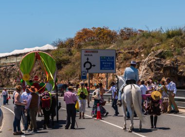 İspanya'da kutsal aktarma Katolik törene katılan Nerja, İspanya - 15 Mayıs, 2018 insan figürü