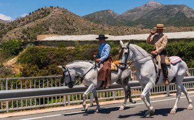 İspanya'da kutsal aktarma Katolik törene katılan Nerja, İspanya - 15 Mayıs, 2018 insan figürü