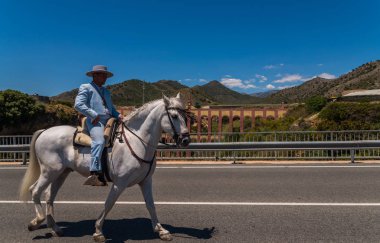 İspanya'da kutsal aktarma Katolik törene katılan Nerja, İspanya - 15 Mayıs, 2018 insan figürü