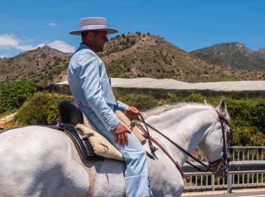 İspanya'da kutsal aktarma Katolik törene katılan Nerja, İspanya - 15 Mayıs, 2018 insan figürü