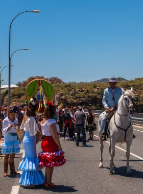 İspanya'da kutsal aktarma Katolik törene katılan Nerja, İspanya - 15 Mayıs, 2018 insan figürü