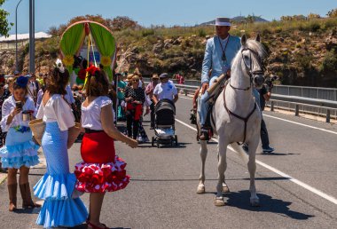 İspanya'da kutsal aktarma Katolik törene katılan Nerja, İspanya - 15 Mayıs, 2018 insan figürü