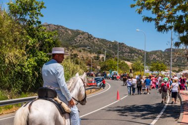 İspanya'da kutsal aktarma Katolik törene katılan Nerja, İspanya - 15 Mayıs, 2018 insan figürü