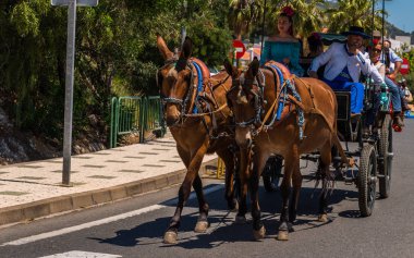 İspanya'da kutsal aktarma Katolik törene katılan Nerja, İspanya - 15 Mayıs, 2018 insan figürü