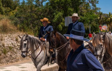 İspanya'da kutsal aktarma Katolik törene katılan Nerja, İspanya - 15 Mayıs, 2018 insan figürü