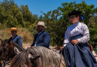 İspanya'da kutsal aktarma Katolik törene katılan Nerja, İspanya - 15 Mayıs, 2018 insan figürü