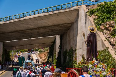 İspanya'da kutsal aktarma Katolik törene katılan Nerja, İspanya - 15 Mayıs, 2018 insan figürü