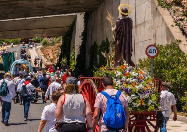 İspanya'da kutsal aktarma Katolik törene katılan Nerja, İspanya - 15 Mayıs, 2018 insan figürü