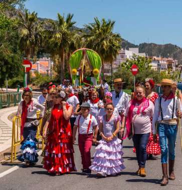 İspanya'da kutsal aktarma Katolik törene katılan Nerja, İspanya - 15 Mayıs, 2018 insan figürü