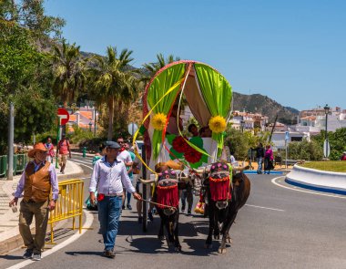 İspanya'da kutsal aktarma Katolik törene katılan Nerja, İspanya - 15 Mayıs, 2018 insan figürü