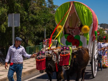 İspanya'da kutsal aktarma Katolik törene katılan Nerja, İspanya - 15 Mayıs, 2018 insan figürü