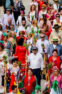 Velez Malaga, İspanya - 19 Mayıs 2018 insanlar kutlamaları nedeniyle İspanya Kutsal şekilde aktarma Katolik törenine katılan