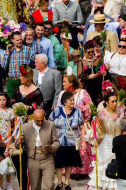 Velez Malaga, İspanya - 19 Mayıs 2018 insanlar kutlamaları nedeniyle İspanya Kutsal şekilde aktarma Katolik törenine katılan