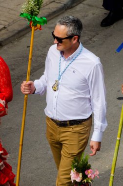 Velez Malaga, İspanya - 19 Mayıs 2018 insanlar kutlamaları nedeniyle İspanya Kutsal şekilde aktarma Katolik törenine katılan