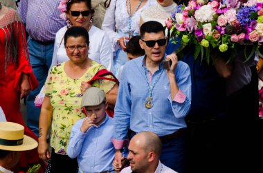 Velez Malaga, İspanya - 19 Mayıs 2018 insanlar kutlamaları nedeniyle İspanya Kutsal şekilde aktarma Katolik törenine katılan