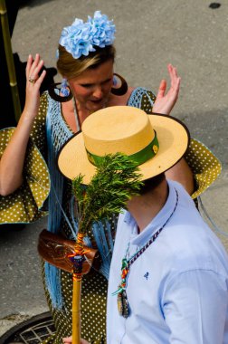 Velez Malaga, İspanya - 19 Mayıs 2018 insanlar kutlamaları nedeniyle İspanya Kutsal şekilde aktarma Katolik törenine katılan