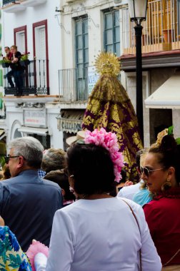 Velez Malaga, İspanya - 19 Mayıs 2018 insanlar kutlamaları nedeniyle İspanya Kutsal şekilde aktarma Katolik törenine katılan
