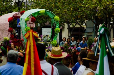 Velez Malaga, İspanya - 19 Mayıs 2018 insanlar kutlamaları nedeniyle İspanya Kutsal şekilde aktarma Katolik törenine katılan