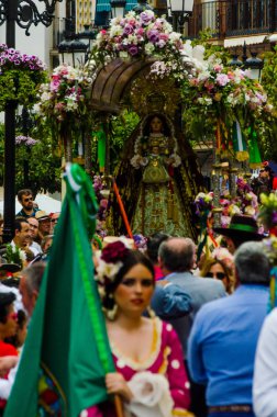 Velez Malaga, İspanya - 19 Mayıs 2018 insanlar kutlamaları nedeniyle İspanya Kutsal şekilde aktarma Katolik törenine katılan