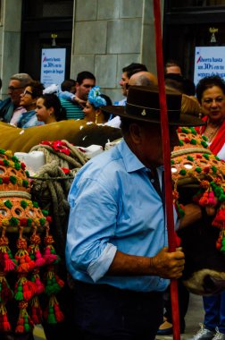 Velez Malaga, İspanya - 19 Mayıs 2018 insanlar kutlamaları nedeniyle İspanya Kutsal şekilde aktarma Katolik törenine katılan