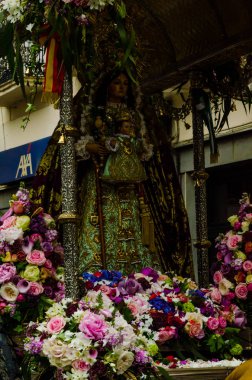 Velez Malaga, İspanya - 19 Mayıs 2018 insanlar kutlamaları nedeniyle İspanya Kutsal şekilde aktarma Katolik törenine katılan