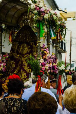 Velez Malaga, İspanya - 19 Mayıs 2018 insanlar kutlamaları nedeniyle İspanya Kutsal şekilde aktarma Katolik törenine katılan