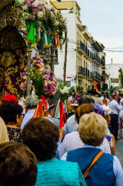 Velez Malaga, İspanya - 19 Mayıs 2018 insanlar kutlamaları nedeniyle İspanya Kutsal şekilde aktarma Katolik törenine katılan