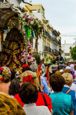 Velez Malaga, İspanya - 19 Mayıs 2018 insanlar kutlamaları nedeniyle İspanya Kutsal şekilde aktarma Katolik törenine katılan
