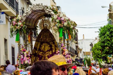 Velez Malaga, İspanya - 19 Mayıs 2018 insanlar kutlamaları nedeniyle İspanya Kutsal şekilde aktarma Katolik törenine katılan