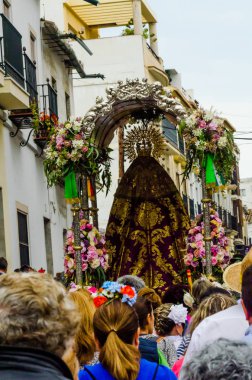 Velez Malaga, İspanya - 19 Mayıs 2018 insanlar kutlamaları nedeniyle İspanya Kutsal şekilde aktarma Katolik törenine katılan