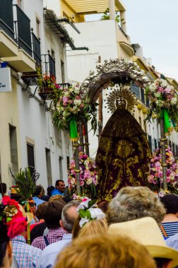 Velez Malaga, İspanya - 19 Mayıs 2018 insanlar kutlamaları nedeniyle İspanya Kutsal şekilde aktarma Katolik törenine katılan