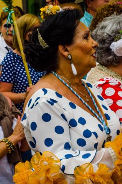 Velez Malaga, İspanya - 19 Mayıs 2018 insanlar kutlamaları nedeniyle İspanya Kutsal şekilde aktarma Katolik törenine katılan