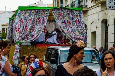 Velez Malaga, İspanya - 19 Mayıs 2018 insanlar kutlamaları nedeniyle İspanya Kutsal şekilde aktarma Katolik törenine katılan