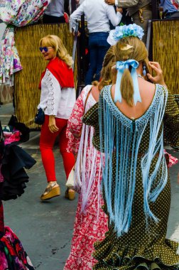 Velez Malaga, İspanya - 19 Mayıs 2018 insanlar kutlamaları nedeniyle İspanya Kutsal şekilde aktarma Katolik törenine katılan