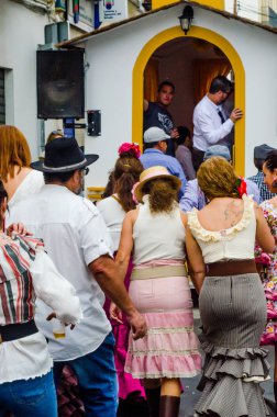 Velez Malaga, İspanya - 19 Mayıs 2018 insanlar kutlamaları nedeniyle İspanya Kutsal şekilde aktarma Katolik törenine katılan