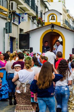 Velez Malaga, İspanya - 19 Mayıs 2018 insanlar kutlamaları nedeniyle İspanya Kutsal şekilde aktarma Katolik törenine katılan