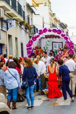 Velez Malaga, İspanya - 19 Mayıs 2018 insanlar kutlamaları nedeniyle İspanya Kutsal şekilde aktarma Katolik törenine katılan