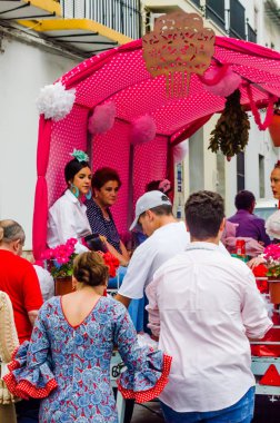 Velez Malaga, İspanya - 19 Mayıs 2018 insanlar kutlamaları nedeniyle İspanya Kutsal şekilde aktarma Katolik törenine katılan